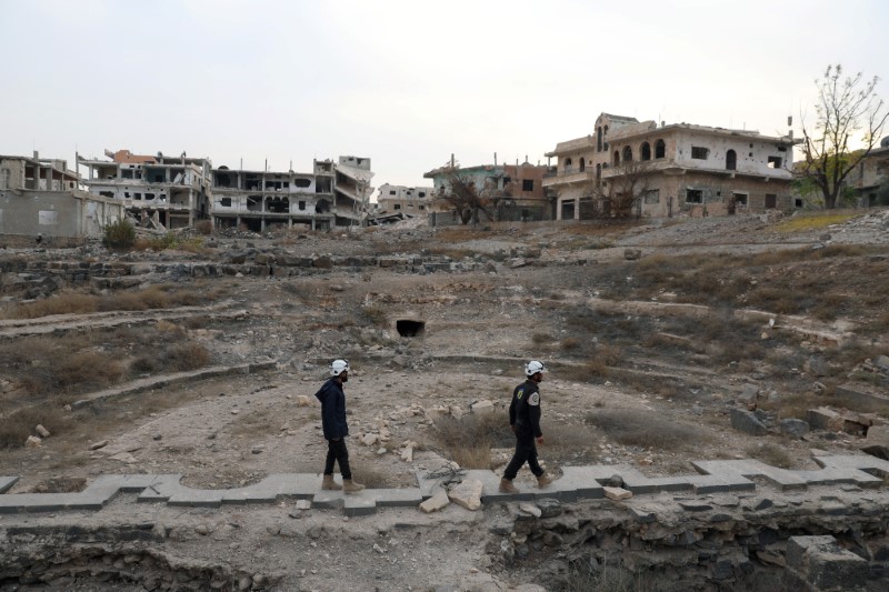 © Reuters. الأردن يسمح بدخول 800 من الدفاع المدني السوري لأسباب إنسانية