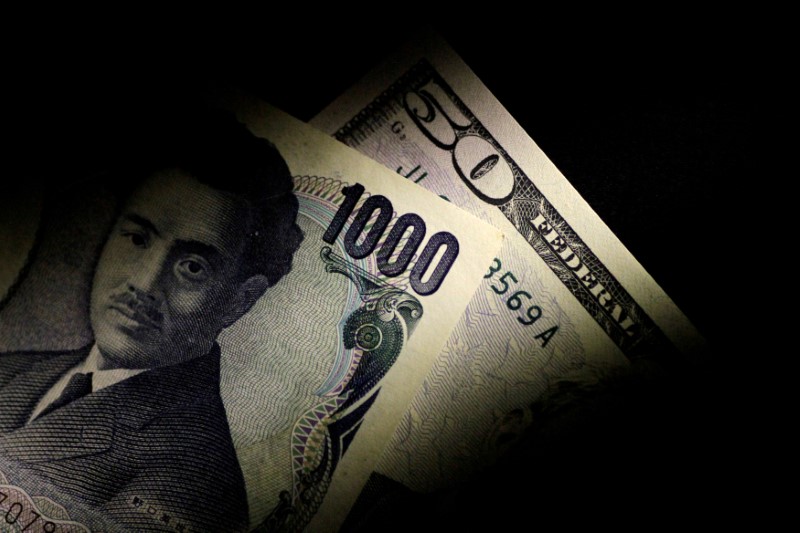 © Reuters. FOTO DE ARCHIVO: Foto ilustrada de billetes de yen japonés y de dólares estadounidenses