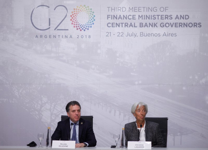 © Reuters. La directora gerente del Fondo Monetario Internacional (FMI), Christine Lagarde, y el ministro de Hacienda de Argentina, Nicolás Dujovne, asisten a una conferencia de prensa en Buenos Aires
