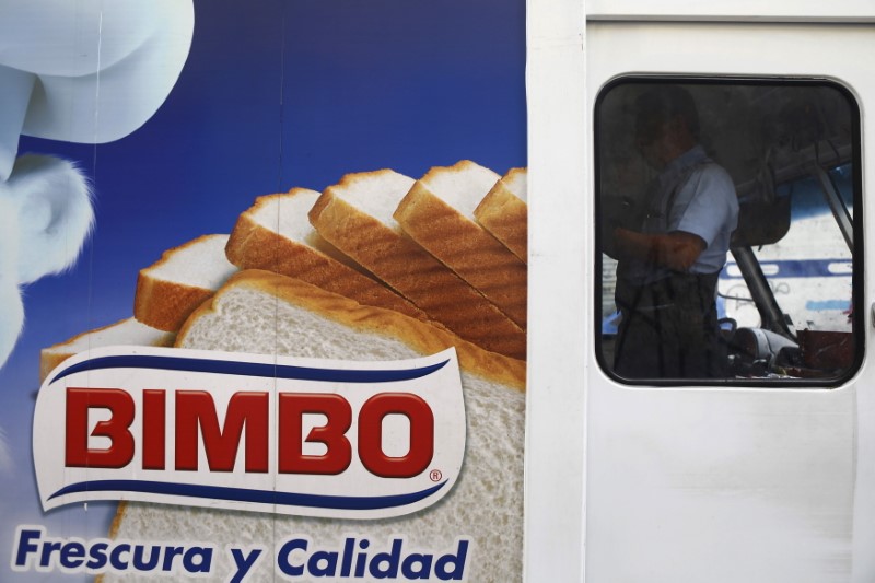 © Reuters. Un camión de reparto del Grupo Bimbo en Ciudad de México.