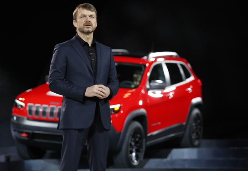 © Reuters. El presidente ejecutivo de Jeep, Mike Manley, presentando el modelo Cherokee 2019 en el Salón del Automóvil de Detroit, EEUU.