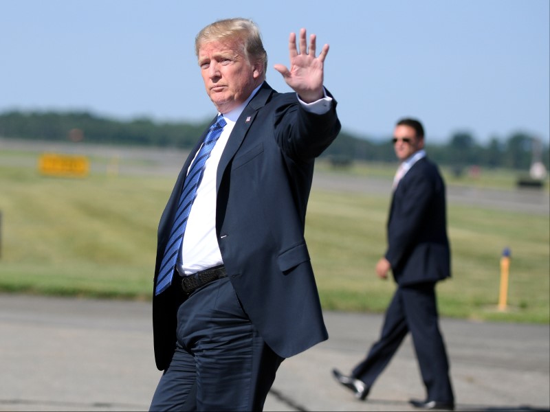 © Reuters. Trump deplanes Air Force One upon arrival in Morristown, New Jersey