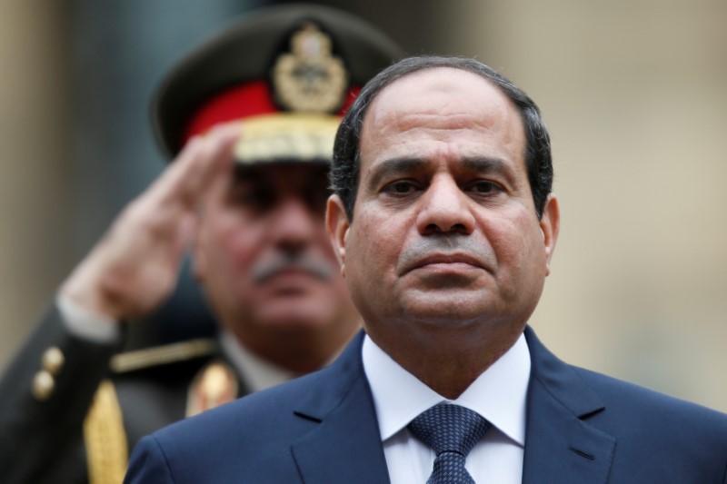 © Reuters. FILE PHOTO: Egyptian President Abdel Fattah al-Sisi attends a military ceremony in the courtyard of the Hotel des Invalides in Paris