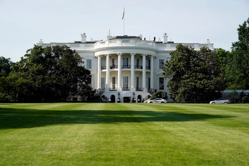 © Reuters. FILE PHOTO:  The motorcade carrying U.S. President Donald Trump arrives at the White House in Washington