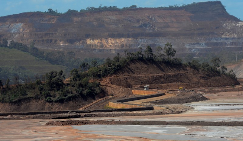 © Reuters. FILE PHOTO: A view of the Samarco mine, owned by Vale SA and BHP Billiton Ltd, in Mariana