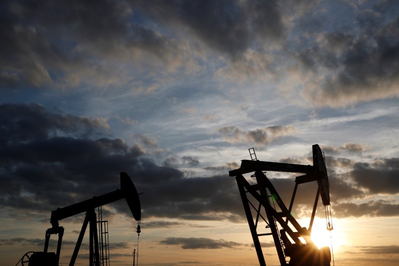 © Reuters. FILE PHOTO:  Oil pumps are seen at sunset outside Vaudoy-en-Brie