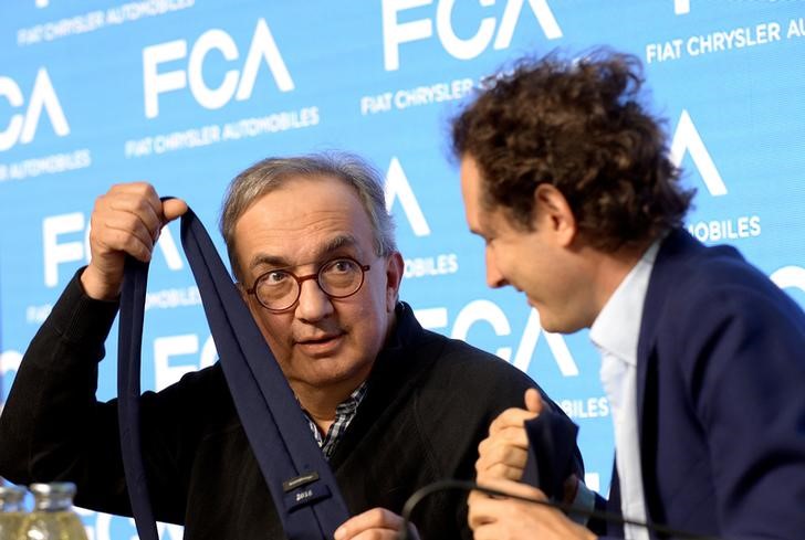© Reuters. FILE PHOTO: Fiat Chrysler Automobiles CEO Sergio Marchionne jokes with a tie next to chairman John Elkann during media conference in Balocco