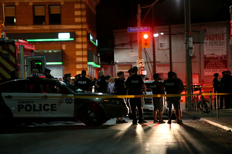 © Reuters. Un hombre deja una víctima mortal tras disparar a 14 personas en Toronto