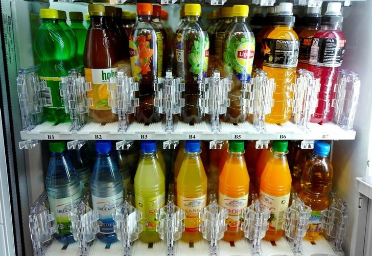 © Reuters. A vending machine for beverage is photographed at an office building in Frankfurt
