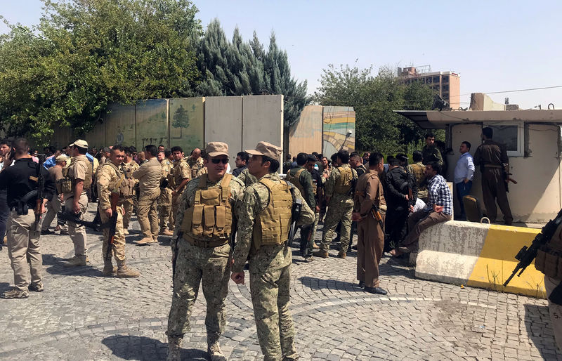 © Reuters. Kurdish security forces gather near an Erbil governorate building in Erbil