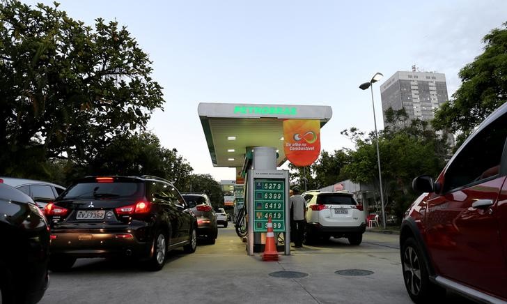 © Reuters. Carros esperam na fila de um posto da Petrobras para abastecerem no Rio de Janeiro