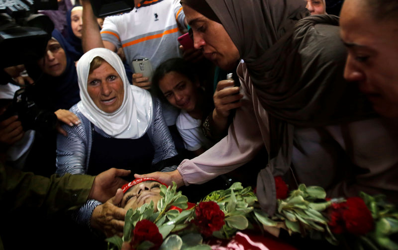 © Reuters. Parentes velam corpo de adolescente palestino morto em operação de Israel na Cisjordânia