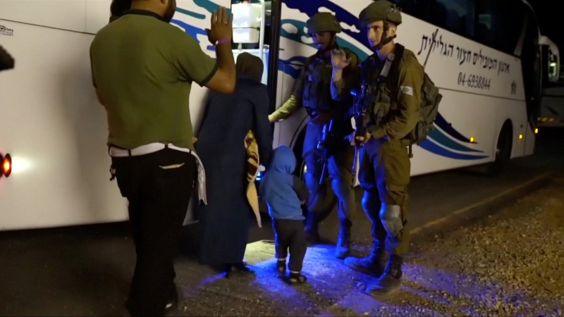 © Reuters. Pessoas embarcam em ônibus durante operação de retirada de Capacetes Brancos nas Colinas da Golã