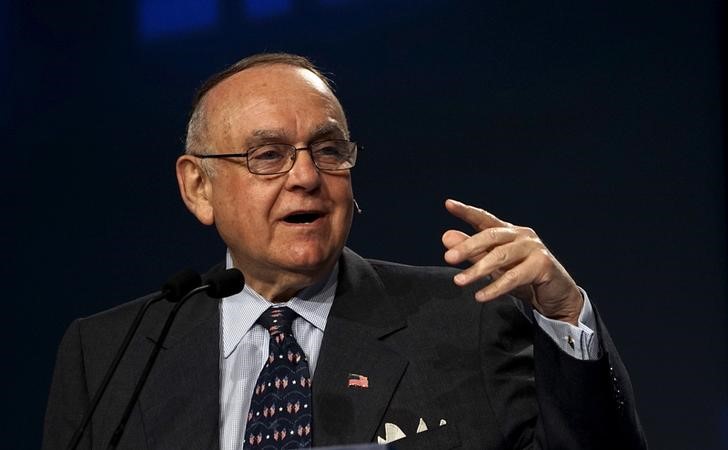 © Reuters. Leon G. Cooperman, CEO of Omega Advisors, Inc., speaks on a panel at the annual Skybridge Alternatives Conference (SALT) in Las Vegas