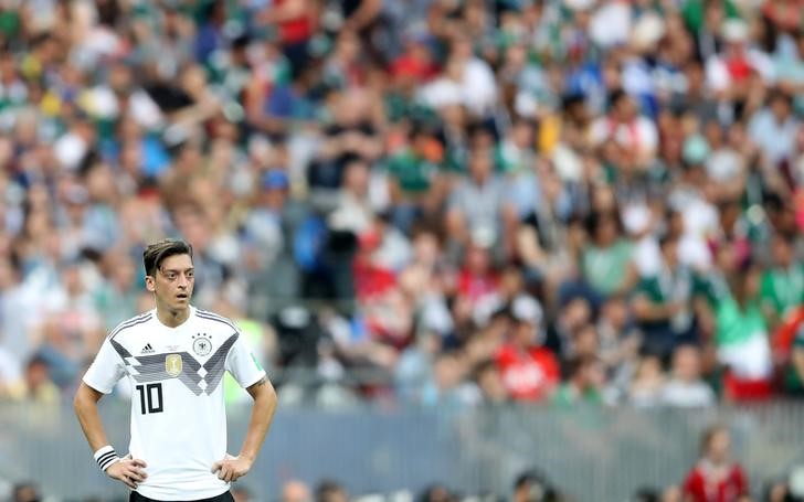 © Reuters. Asociación alemana rechaza acusaciones de racismo de Özil