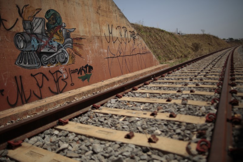 © Reuters. Trecho da inacabada ferrovia Norte-Sul na cidade de Anápolis , em Goiás.