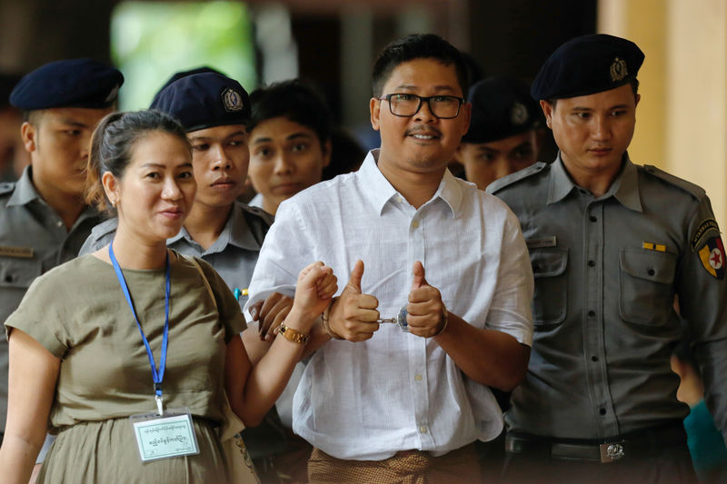 © Reuters. صحفي من رويترز يقول إن شرطة ميانمار دست له الوثائق "السرية" للإيقاع به