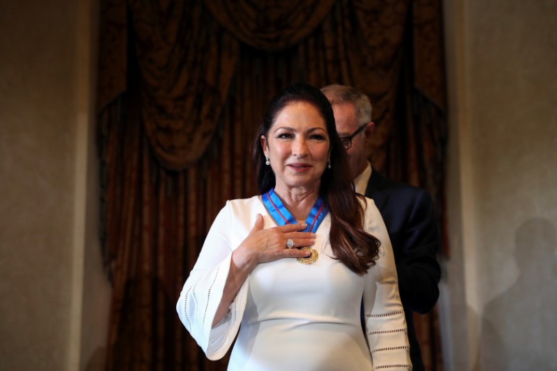 © Reuters. Gloria Estefan recebe medalha em Madri