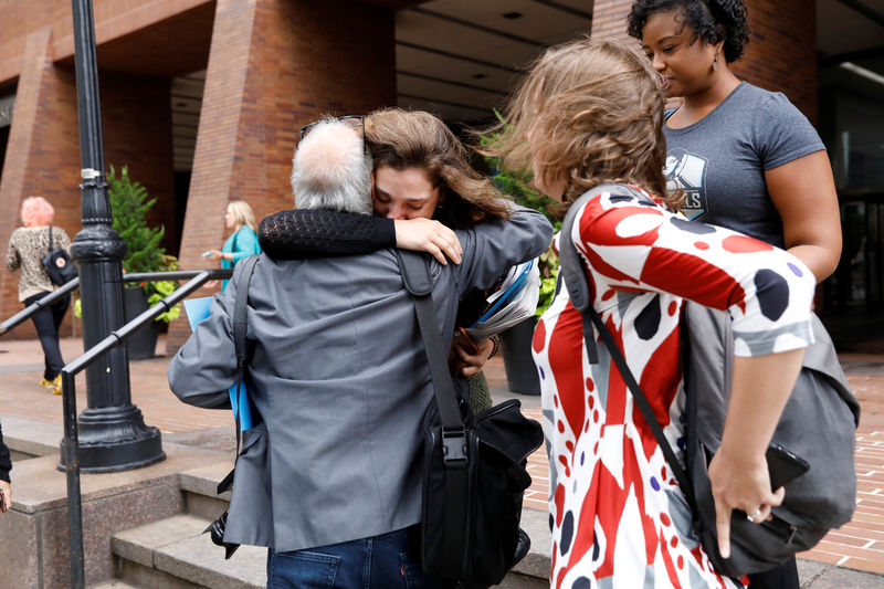 © Reuters. Antigos integrantes da redação do New York Daily News do lado de fora do escritório do jornal em Nova York, EUA