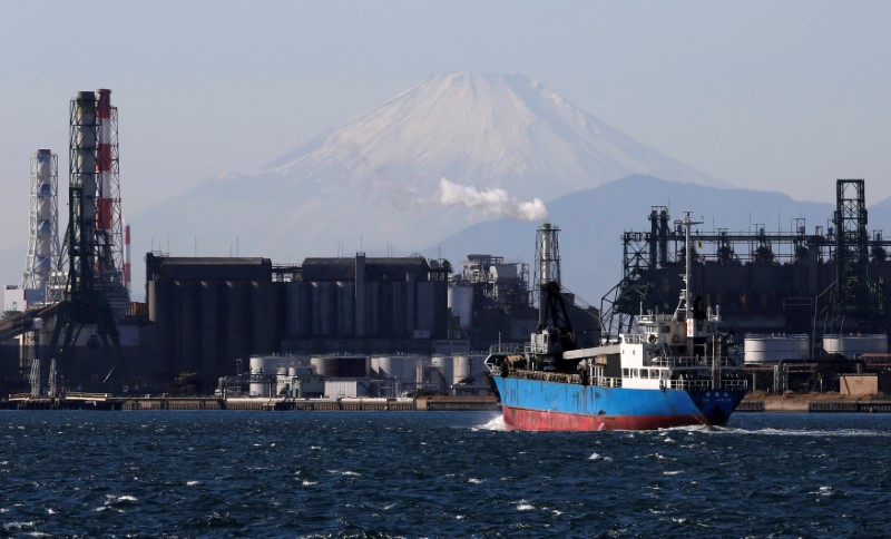 © Reuters. FILE PHOTO: A ship sails in front of a factory emitting smoke and Mt. Fuji at Keihin industrial zone in Kawasaki