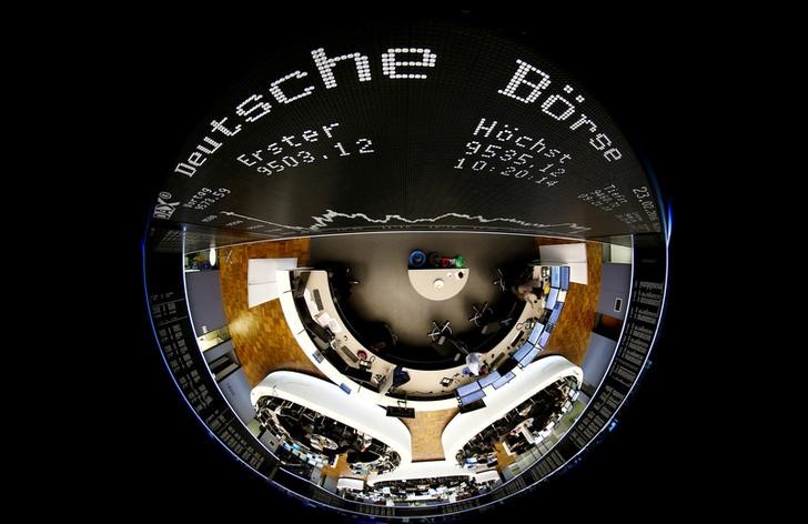 © Reuters. FILE PHOTO: The German share prize index board and the trading room of Frankfurt's stock exchange are photographed with a circular fisheye lens during afternoon trading session in Frankfurt