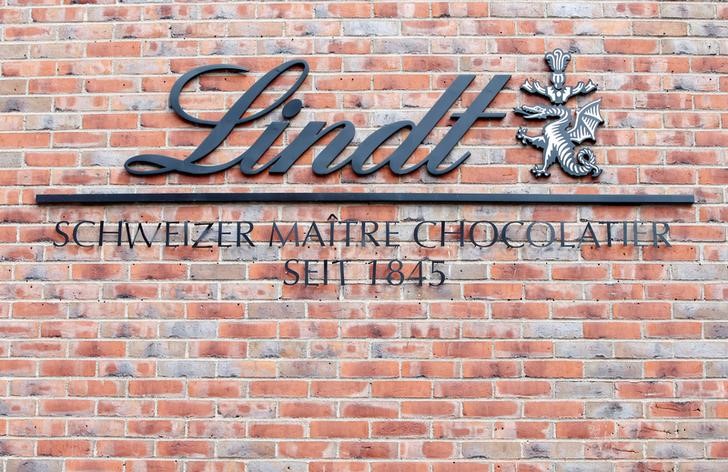 © Reuters. FILE PHOTO - The Lindt logo is seen on an outlet store in Metzingen