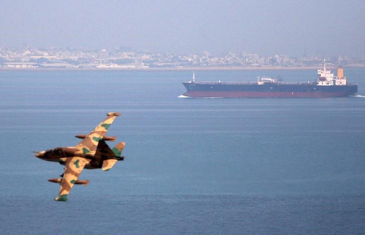 © Reuters. Самолет ВВС Ирана пролетает мимо танкера во время учений в Персидском и Оманском заливах
