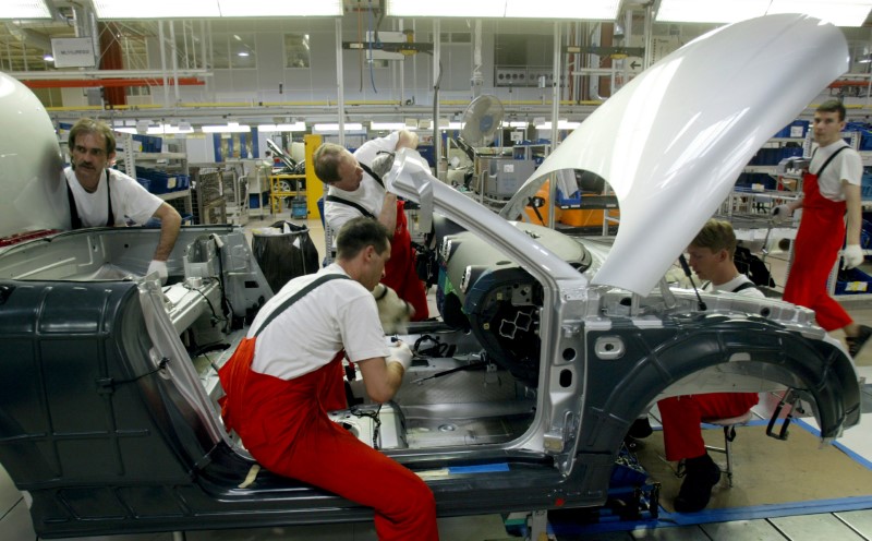 © Reuters. HUNGARIAN WORKERS ASSEMBLE CARS IN AUDI PLANT IN GYOR.