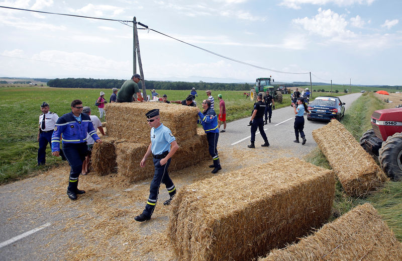 © Reuters. توقف المرحلة 16 لسباق فرنسا للدراجات بسبب احتجاجات لمزارعين