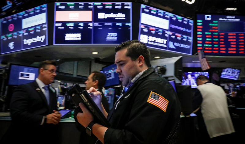 © Reuters. Traders work on the floor of the NYSE in New York