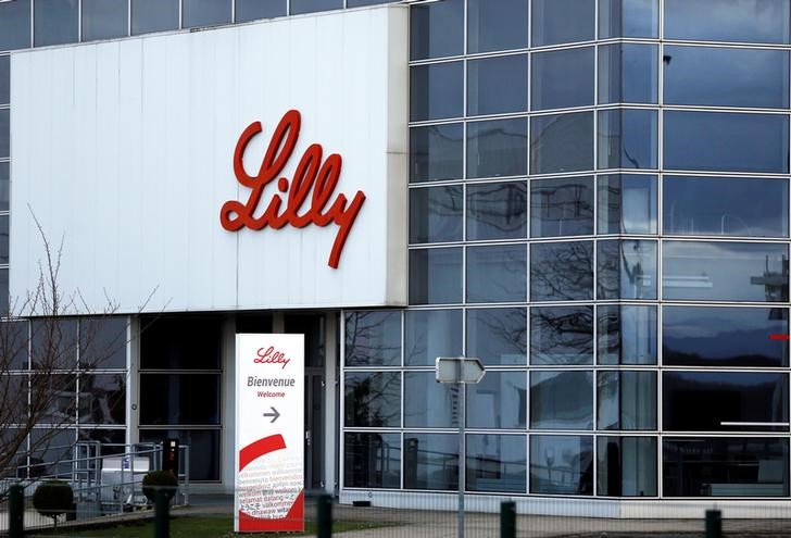 © Reuters. FILE PHOTO: The logo of Lilly is seen on a wall of the Lilly France company unit, part of the Eli Lilly and Co drugmaker group, in Fegersheim near Strasbourg