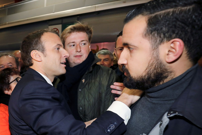 © Reuters. المعارضة الفرنسية تطالب باقتراع على حجب الثقة عن الحكومة