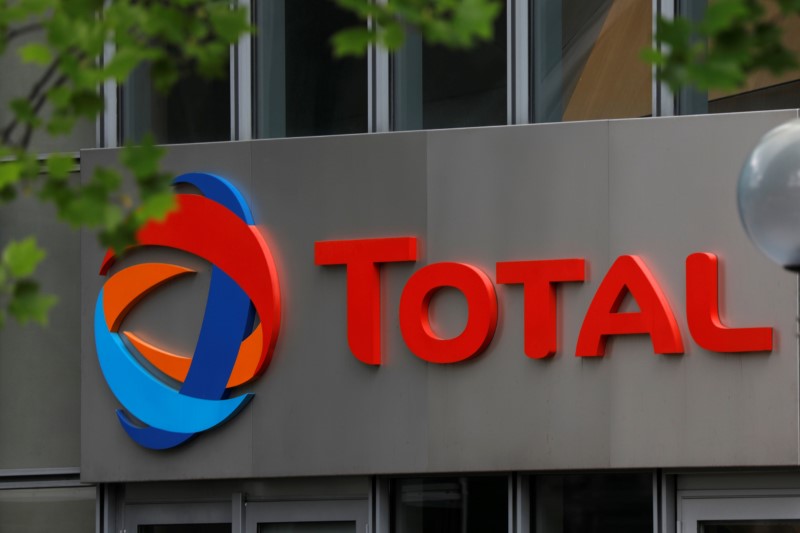 © Reuters. Logo da petroleira francesa Total é visto em La Défense, perto de Paris