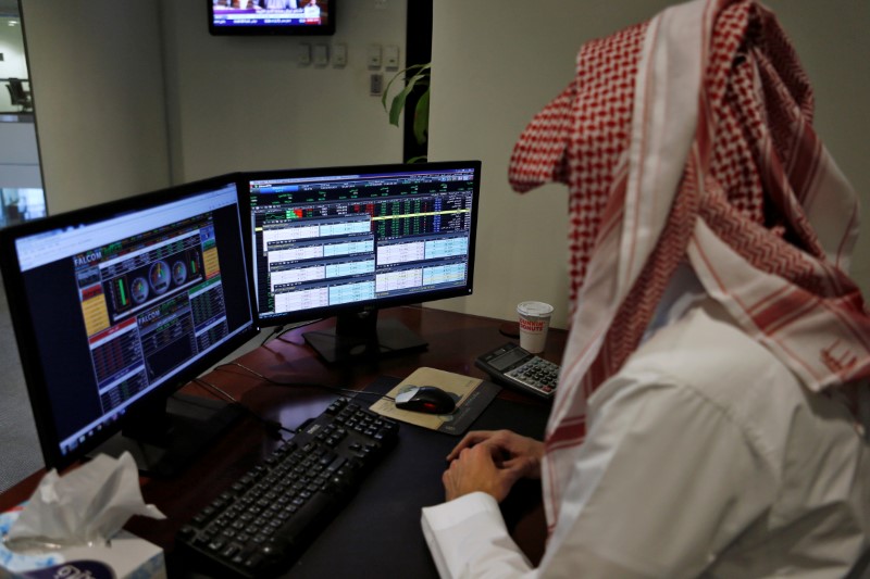 © Reuters. ارتفاع أسهم البنوك السعودية وتراجع البورصة تحت ضغط شركات بتروكيماويات