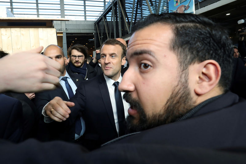 © Reuters. Presidente francês, Emmanuel Macron, cercado por seguranças, incluindo Alexandre Benalla, em Paris