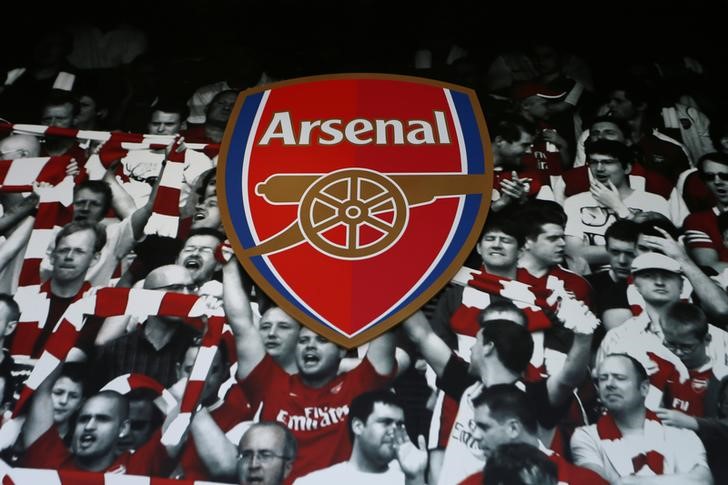 © Reuters. El magnate ruso Usmanov valora la venta de su participación en el Arsenal