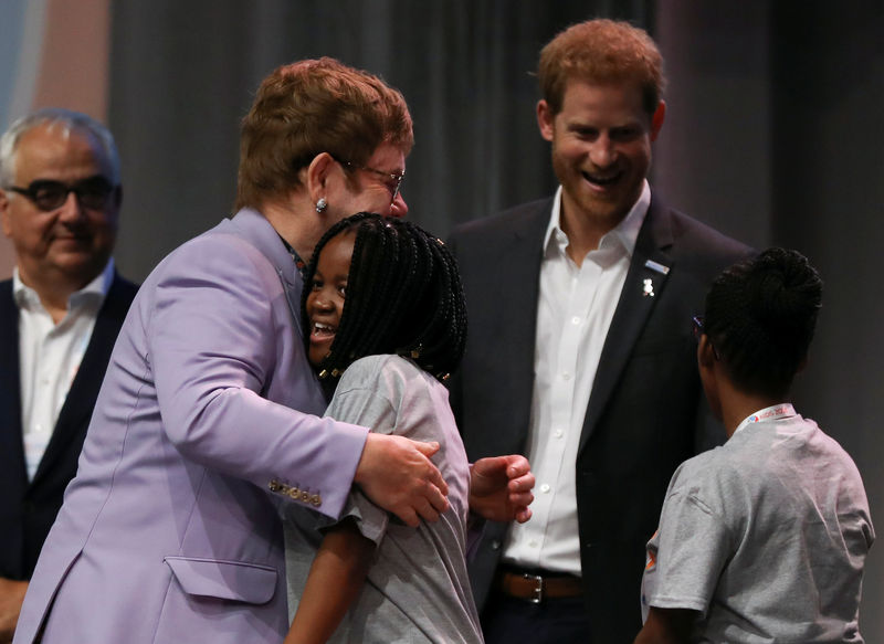 © Reuters. Príncipe Harry e cantor Elton John durante 22ª Conferência Internacional sobre Aids em Amsterdã, Holanda