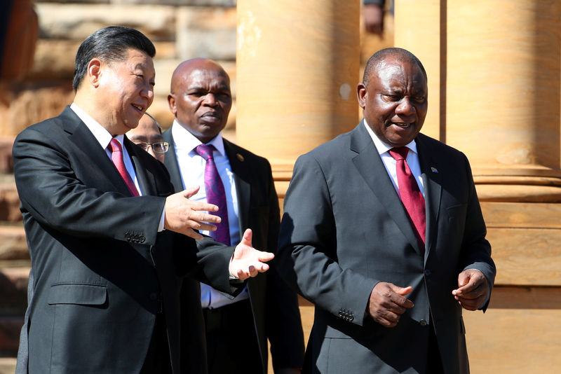 © Reuters. China's President Xi Jinping walks with South African President Cyril Ramaphosa before their media conference in Pretoria