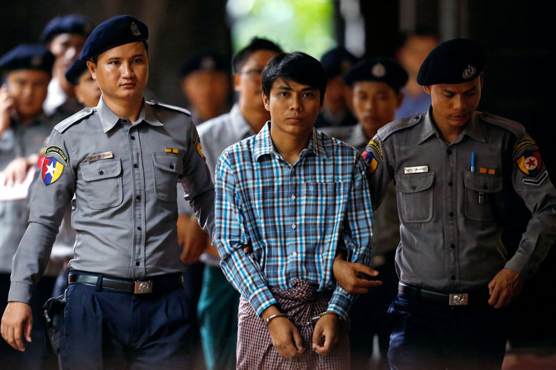 © Reuters. Detained Reuters journalist Kyaw Soe Oo arrives at Insein court in Yangon