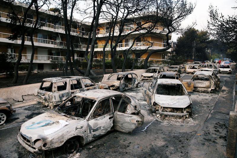 © Reuters. Carros destruídos por incêndio perto de Atenas