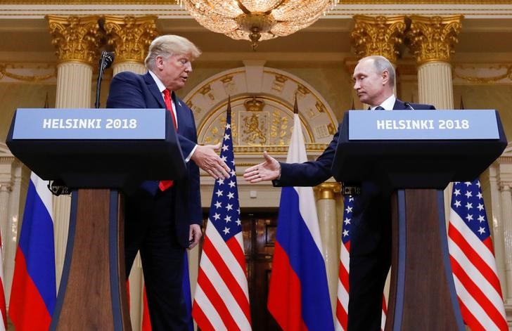 © Reuters. Presidente dos Estados Unidos, Donald Trump, e presidente da Rússia, Vladimir Putin, durante entrevista coletiva em Helsinque