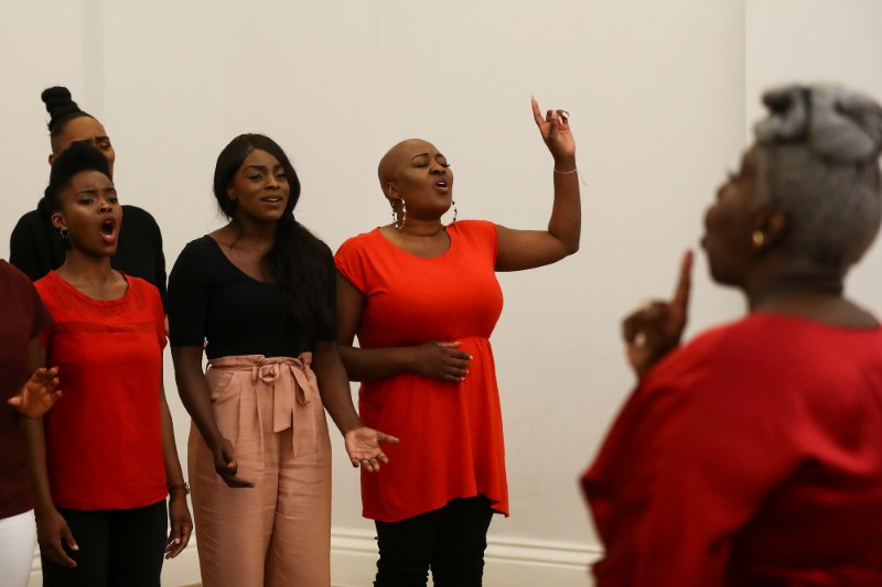 © Reuters. Integrantes do Kingdom Choir cantam em Battersea, em Londres