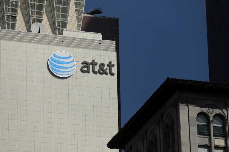 © Reuters. The AT&T logo is pictures on a building in Los Angeles