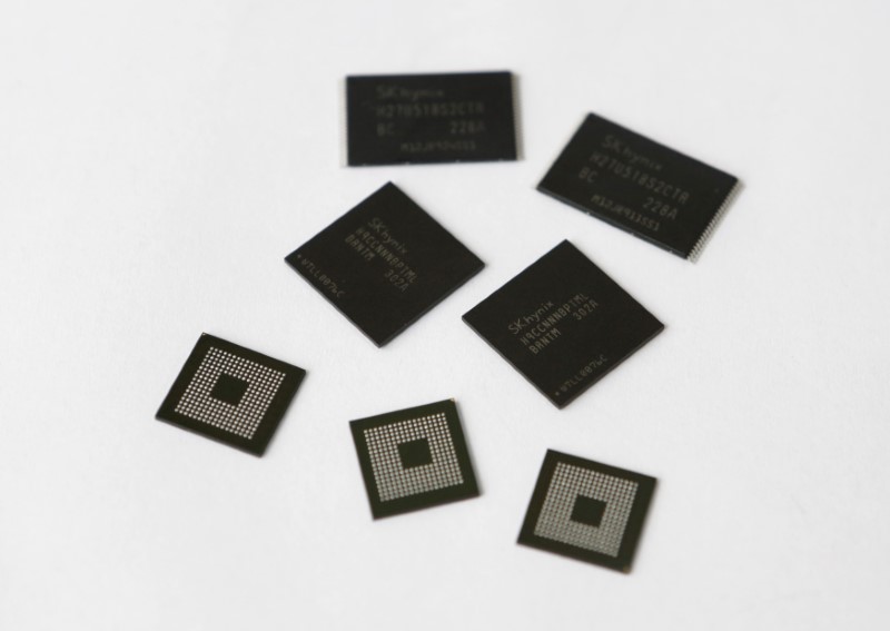 © Reuters. Picture illustration of mobile memory chips made by chipmaker SK Hynix taken in Seoul
