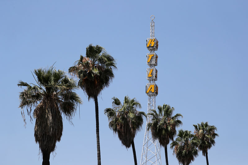 © Reuters. The tower of Tribune Broadcasting Los Angeles affiliate KTLA 5 is seen in Hollywood, Los Angeles