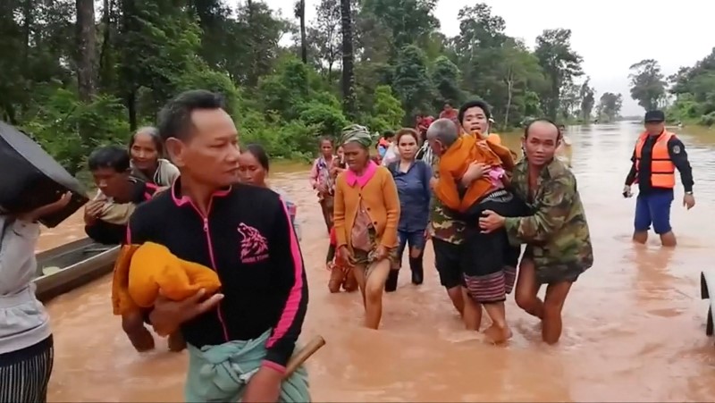 © Reuters. مخاوف من مقتل العشرات وفرق الانقاذ تبحث عن مفقودين بعد انهيار سد في لاوس