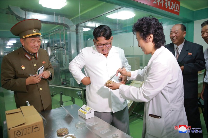 © Reuters. زعيم كوريا الشمالية يطالب بتحسين التغذية للجنود