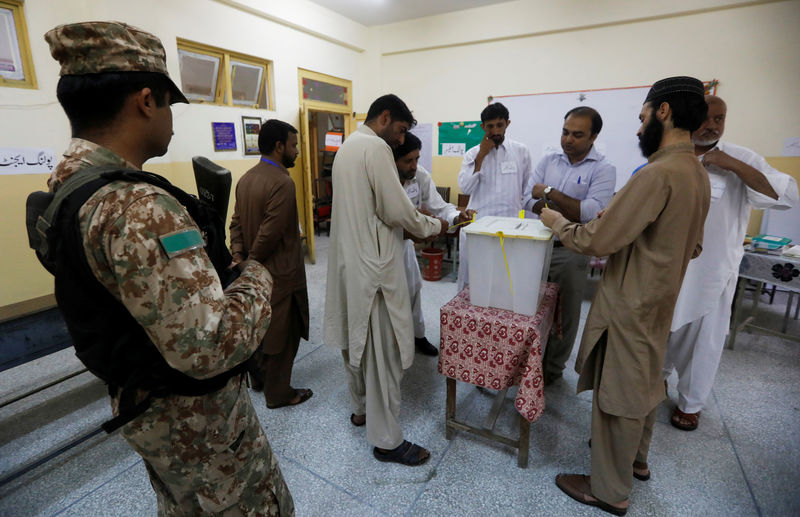 © Reuters. بدء التصويت في الانتخابات العامة بباكستان