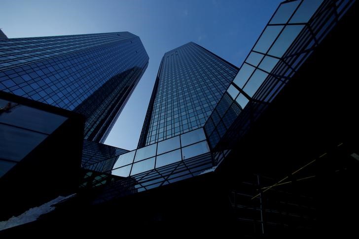 © Reuters. FILE PHOTO: The headquarters of the Deutsche Bank is pictured in Frankfurt