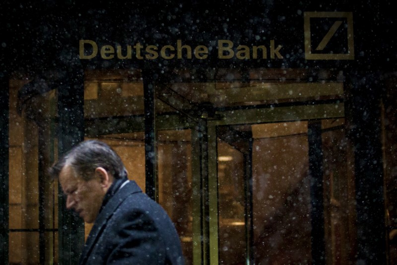 © Reuters. Imagen de archivo de un hombre pasando frente a oficinas de Deutsche Bank en el distrito financiero de Manhattan, Estados Unidos
